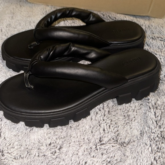 Forever 21 ~ Padded Thong Toe Platform Sandals - Picture 2 of 6